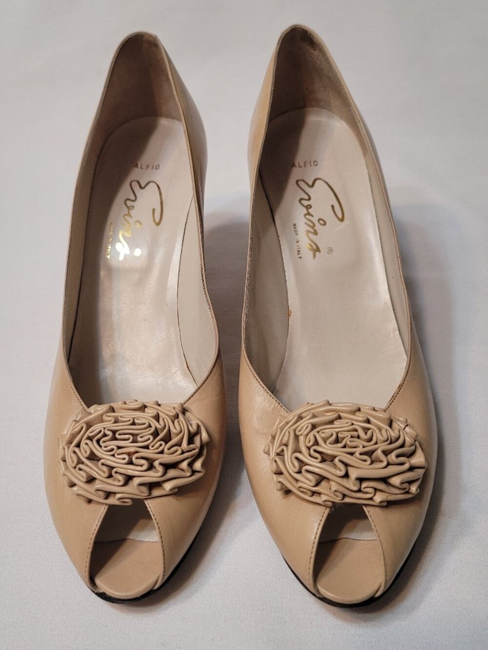Vintage Evins Made in Italy Cream Leather Floral Accent Peep Toe Pumps 9.5AAAA